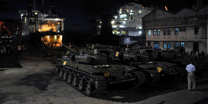 Des chars T-72 dans le port de Mombasa, au Kenya, le 14 février 2009.