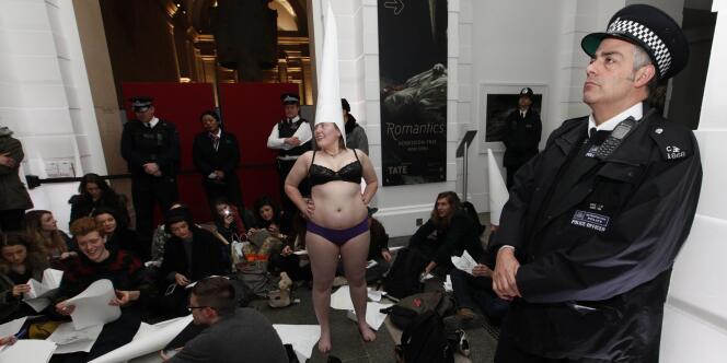 A Londres, lundi 6 décembre, des étudiants d'art manifestent au sein de la Tate Gallery.