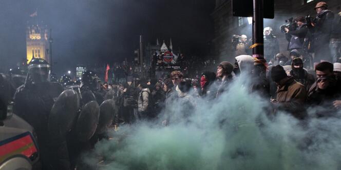 Les manifestations étudiantes contre la hausse des droits d'entrée universitaires en Grande-Bretagne ont été suivies d'affrontements musclés entre manifestants et forces de l'ordre.
