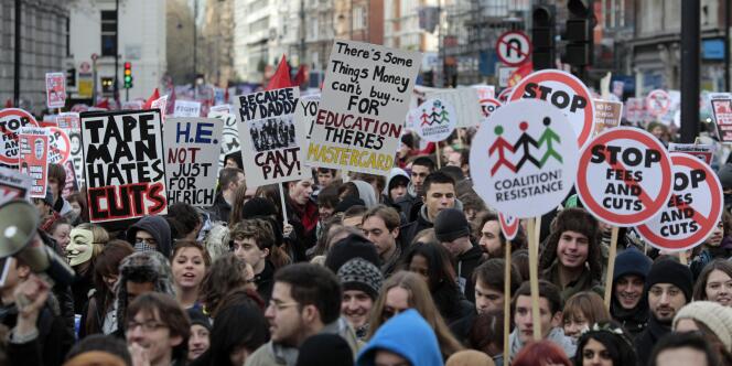Pour la cinquième fois en un peu plus d'un mois, les étudiants britanniques ont défilé dans les rues contre la hausse des frais d'inscription.