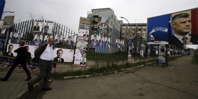 Des affiches électorales dans une rue de Pristina, capitale du Kosovo, le 9 décembre 2010. A droite, le premier ministre sortant, Hashim Thaçi.