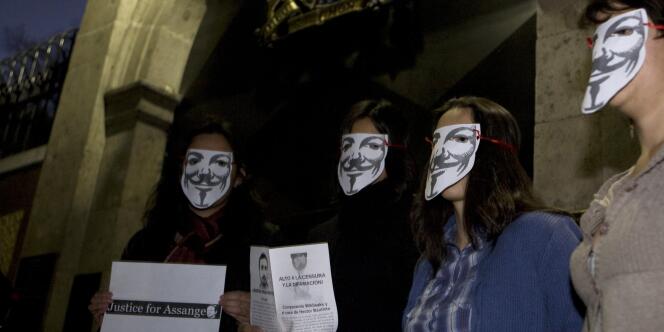 Des manifestants portant le masques des Anonymous, ces défenseurs 