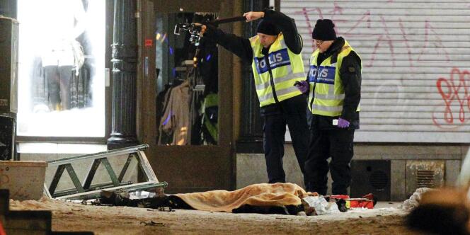 Des membres de la police suédoise examinent le corps du kamikaze présumé, à Stockholm, le 11 décembre 2010.