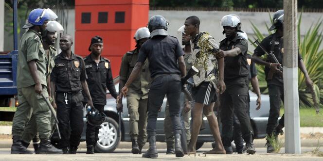 Un partisan d'Alassane Ouattara arrêté par des troupes loyales à Laurent Gbagbo, le 16 décembre 2010.