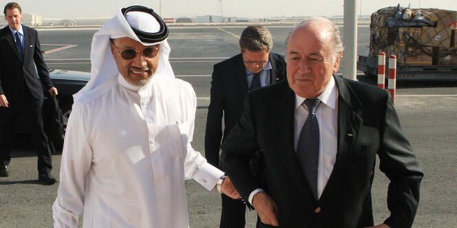 L'ex-président de la Confédération asiatique de football, Mohammed Bin Hammam, ici avec le président de la FIFA, Joseph Blatter, est accusé de corruption. 