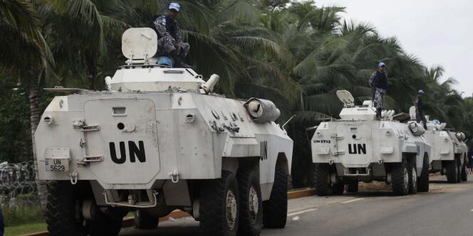 Blindés de l'ONU à proximité de l'Hôtel du Golf, à Abidjan le 16 décembre 2010.