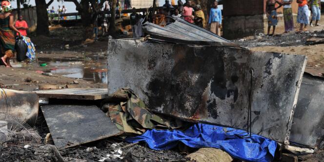 Le corps d'un soldat ivoirien gît sous une plaque de tôle, à Abobo, dans la banlieue d'Abidjan, vendredi 17 décembre.