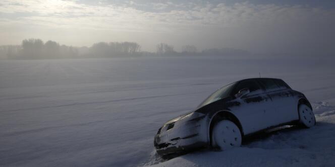 Une voiture immobilisée aux alentours de Cambrai lors des dernières fortes chutes de neige en France, lundi 20 décembre.