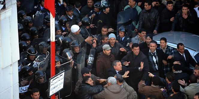 Des manifestants s'opposent à la police tunisienne, le 27 décembre, à Tunis.