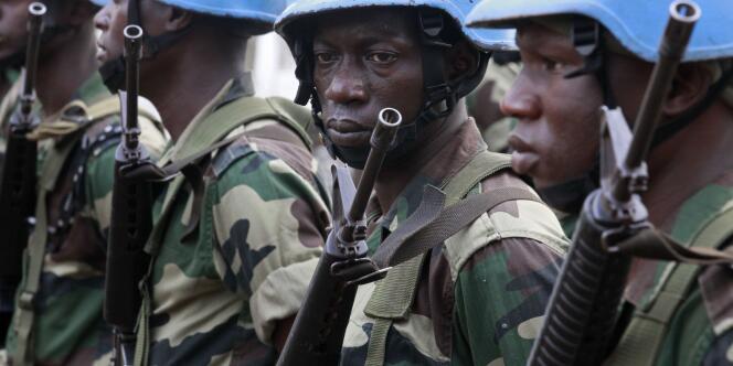 Des casques bleus sénégalais, lundi 27 décembre près de l'hôtel où se trouve le camp d'Alassane Ouattara.
