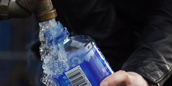 Pollution plastique : que contiennent vraiment les bouteilles d'eau ?