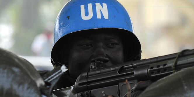 Un casque bleu de l'ONU protège le QG d'Alassane Ouattara, à Abidjan, le 1er janvier.