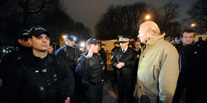 Le ministre de l'intérieur, Brice Hortefeux, rend visite à des policiers à Paris à l'occasion de la nuit de la Saint-Sylvestre.