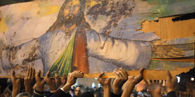 Des coptes manifestent dimanche 2 janvier, deux jours après l'attentat qui a fait 21 morts devant l'église des saints d'Alexandrie.