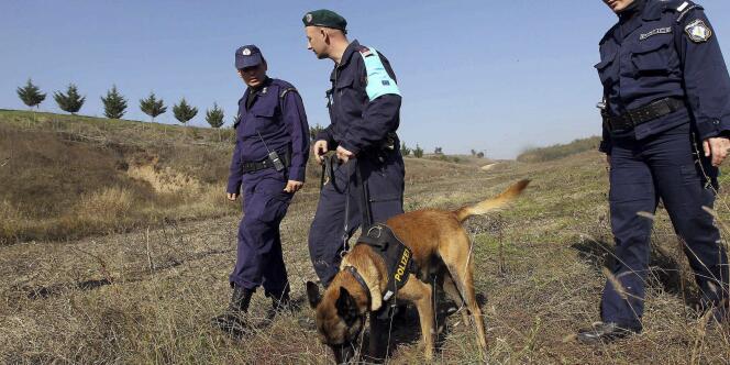 Une patrouille de policiers grecs, à la frontière avec la Turquie, près d'Orestiada.