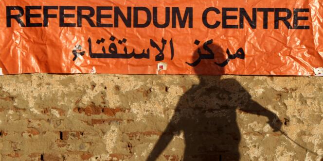 L'ombre d'un petit garçon devant un centre de vote de Khartoum, samedi 8 janvier.