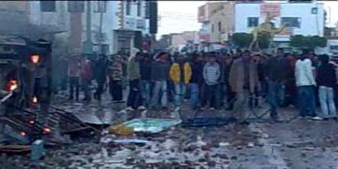 Capture d'écran d'une vidéo amateur sur les émeutes à Douz, en Tunisie, le 12 janvier 2010.