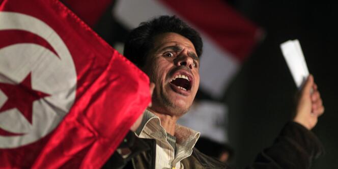 Un activiste égyptien participe à un rassemblement de soutien au soulèvement tunisien, le 15 janvier au Caire.