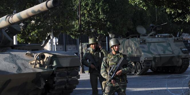 Des soldats montent la garde, avenue Bouguiba, à Tunis, le 16 janvier.
