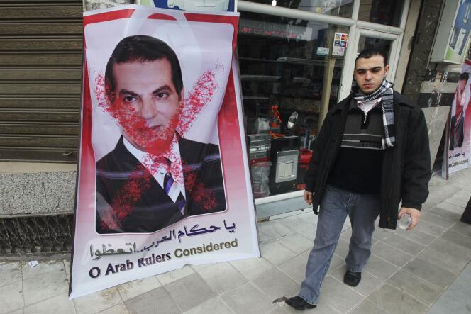 Un portrait du président Ben Ali, barré d'une croix, en janvier 2011.