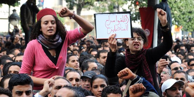 Manifestation devant le ministère de l'intérieur, à Tunis, vendredi matin 14 janvier, avant le départ de Zine El-Abidine Ben Ali.