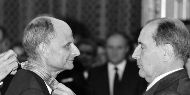 Photo prise le 21 mai 1985 au palais de l'Elysée, à Paris, du président des laboratoires Servier, Jacques Servier, décoré par le président François Mitterrand de l'Ordre national du mérite.
