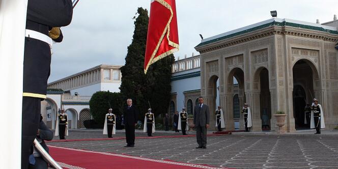 La garde d'honneur positionnée devant le palais présidentiel tunisien, le 3 janvier 2011.