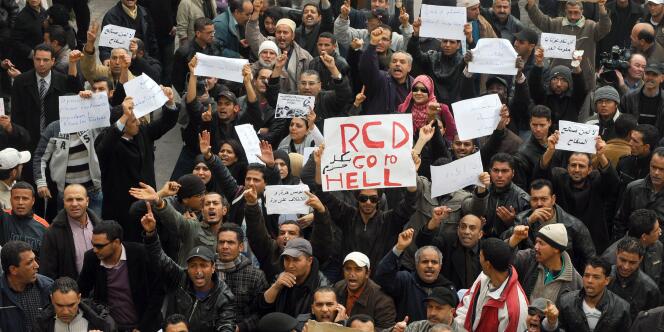 Mardi 18 janvier, plusieurs milliers de manifestants sont descendus dans les rues pour dénoncer la présence à des postes clés de ministres du président déchu Ben Ali.