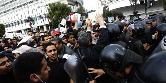 Plus de mille Tunisiens manifestaient mercredi matin 19 janvier, dans le centre de la capitale, pour protester contre le gouvernement de transition mis en place lundi.
