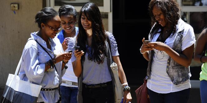 En Afrique du Sud, les élèves étudient l'anglais et les mathématiques sur leur téléphone portable.