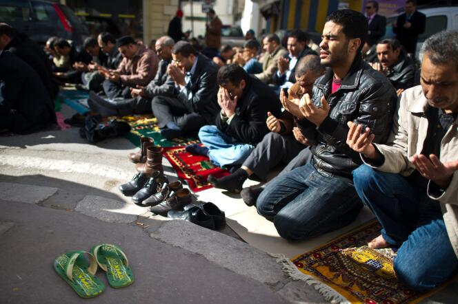 Des fidèles dans un mosquée du centre de Tunis, le 21 janvier 2011.