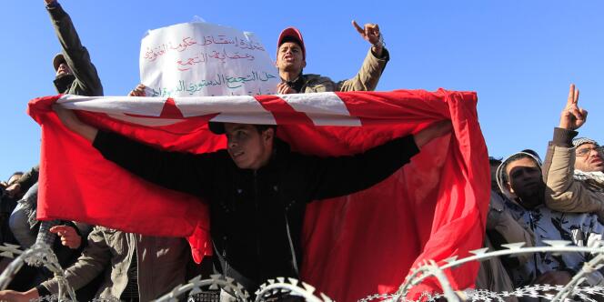 Des Tunisiens venus du centre-ouest du pays encerclaient, dimanche soir 23 janvier, le palais du premier ministre, pour réclamer le départ du gouvernement des cadres du régime déchu de Ben Ali.