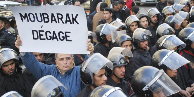 Un manifestant égyptien brandit une pancarte en français lors de manifestations hostiles au pouvoir au Caire le 25 janvier 2011.