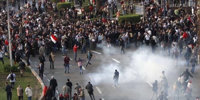 Des policiers égyptiens tentent de disperser des manifestants anti-Moubarak, mardi 25 janvier.