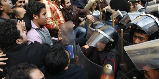 Des policiers au contact avec les manifestants, mercredi 26 janvier, au Caire.