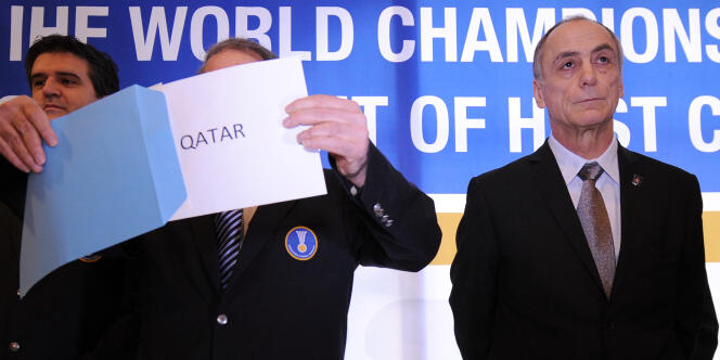Joël Delplanque (à droite) tente de garder son calme alors que le président de la Fédération internationale dévoile le nom du Qatar comme hôte du Mondial 2015.
