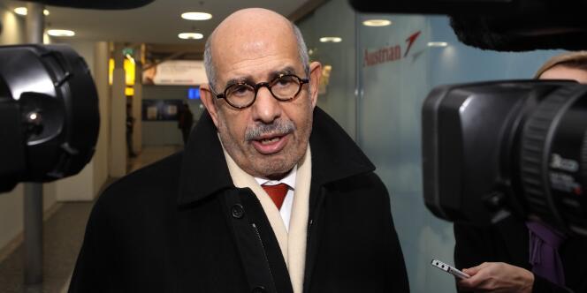 Mohamed ElBaradei à l'aéroport de Vienne, en janvier 2011, avant son embarquement en direction du Caire, en Egypte.