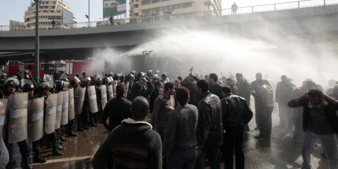 Au Caire, les policiers tentent de disperser des manifestants, vendredi 28 janvier.