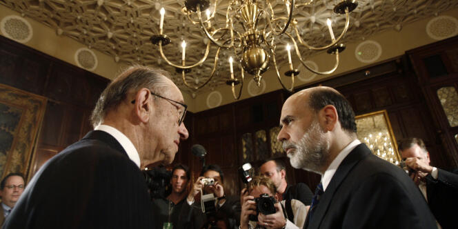 Alan Greenspan (à gauche), président de la Réserve fédérale américaine de 1987 à 2006, et Ben Bernanke qui la dirige depuis.