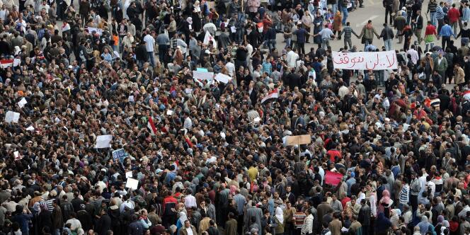 Des manifestants dans le centre du Caire, le 30 janvier 2011.