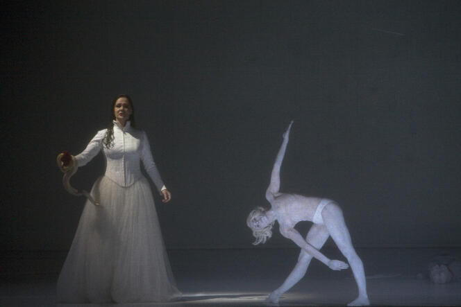 Une mise en scène saisissante et hallucinatoire de Romeo Castellucci au Théâtre de la Monnaie à Bruxelles.