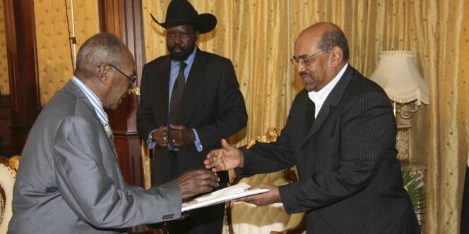 Le président de la Commission électorale sur le référendum au Sud-Soudan présente les résultats officiels au président Omar Al-Bachir.