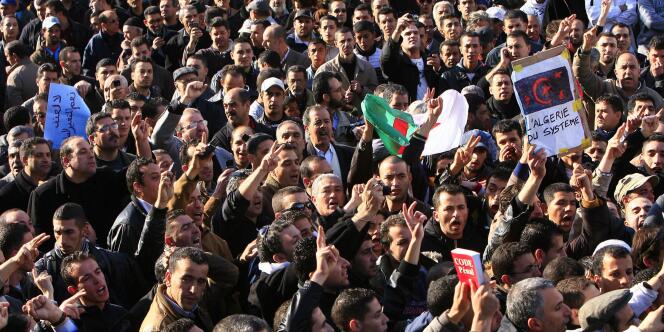 Près de 2 000 personnes ont manifesté à Alger malgré un impressionnant dispositif policier.