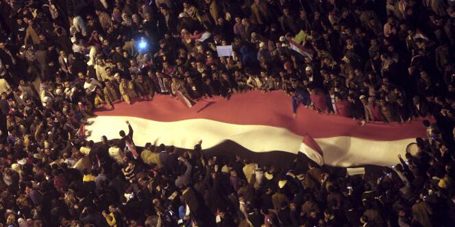 Un drapeau géant égyptien était tiré, place Tahrir, vendredi soir 11 février, après l'annonce du départ de Hosni Moubarak.