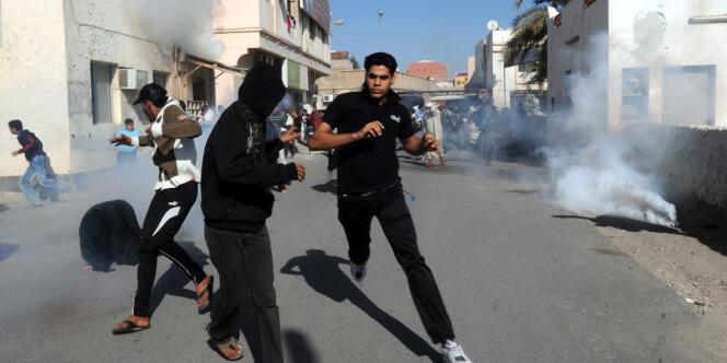 La police disperse les manifestants avec des gaz lacrymogènes à Diraz, un village dans le nord-ouest de Bahreïn. 