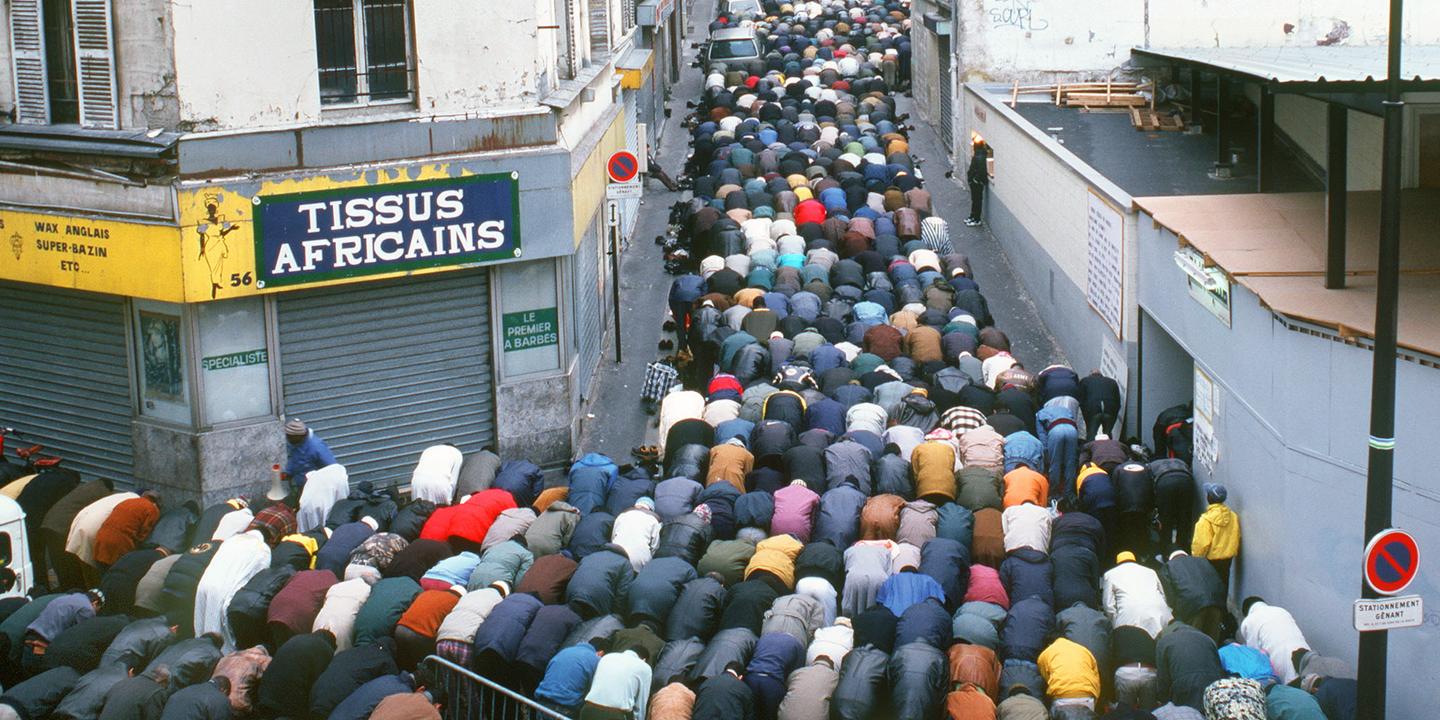 350 musulmans prient dans la rue pour demander la légalisation d'une mosquée