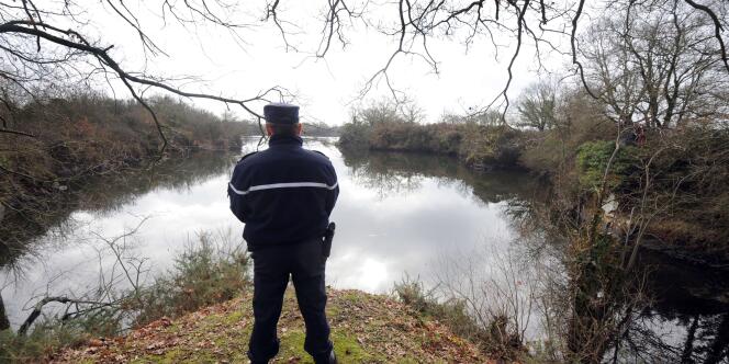 Un gendarme regarde l'étang où le corps démembré et incomplet de la jeune Laëtitia a été retrouvé, le 3 février 2011, à Lavau-sur-Loire. 