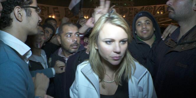 Lara Logan sur la place Tahrir au Caire, quelques instants avant son agression, le 11 février 2011, jour du départ de Hosni Moubarak.