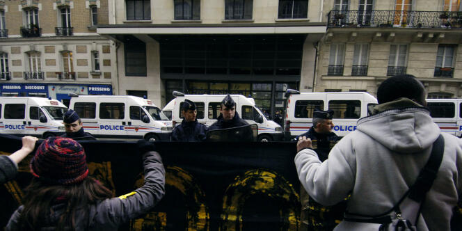 Des manifestants du DAL (Droit au logement) devant le siège de Paris Habitat, rue Claude-Bernard, dans le 5e arrondissement de Paris, en 2006.