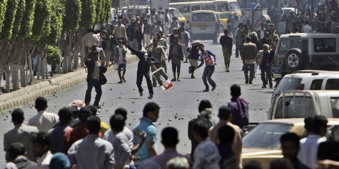 Affrontements entre étudiants et forces de l'ordre à Sanaa, samedi 19 février.